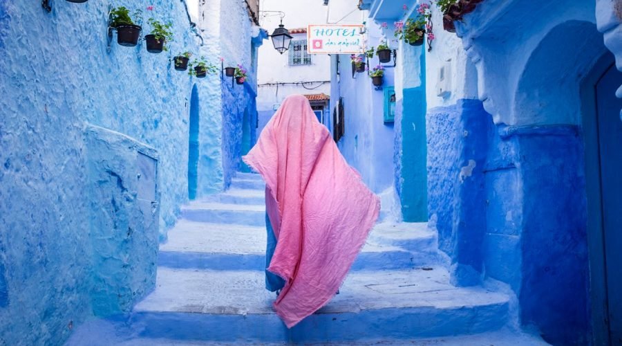 030- Chefchaouen (Marocco) 2017 pink scarf woman on stairs