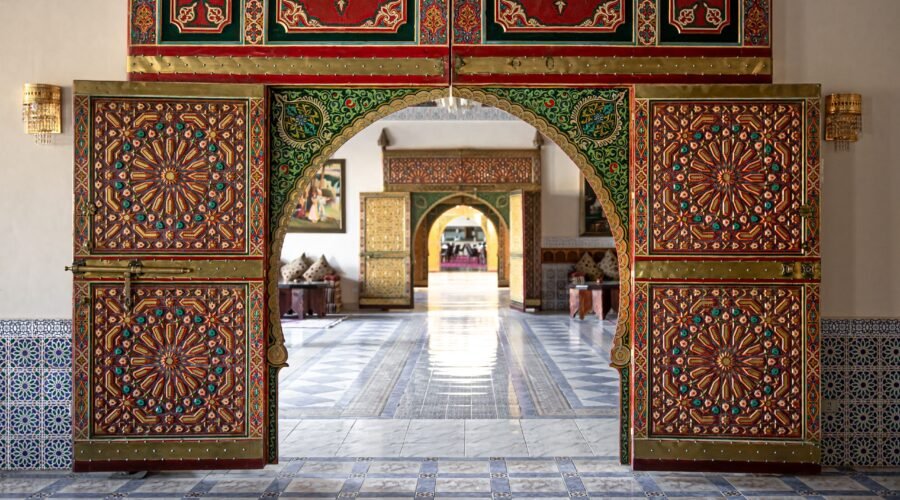 traditional-oriental-interior-design-with-doors-with-many-decor-details-scaled